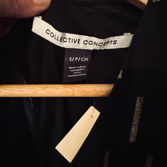 Beautiful summer dress. Sheer slip lining. Rayon blend material. Black with gold - Picture 4 of 5